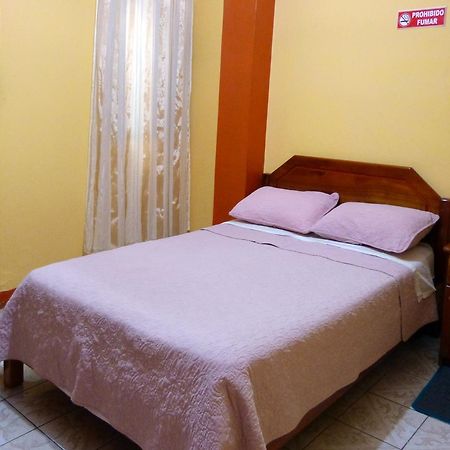 Hostal Leon Dormido 巴克里索莫雷诺港 外观 照片