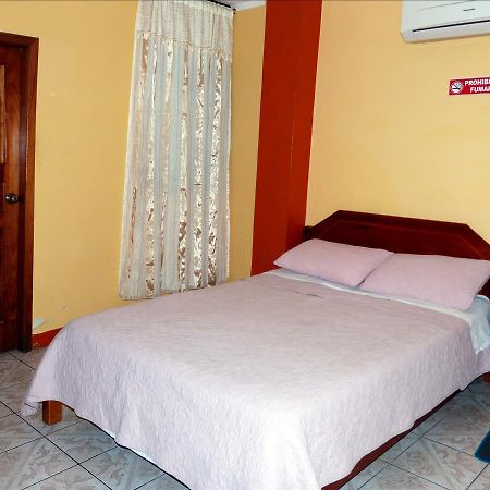 Hostal Leon Dormido 巴克里索莫雷诺港 外观 照片