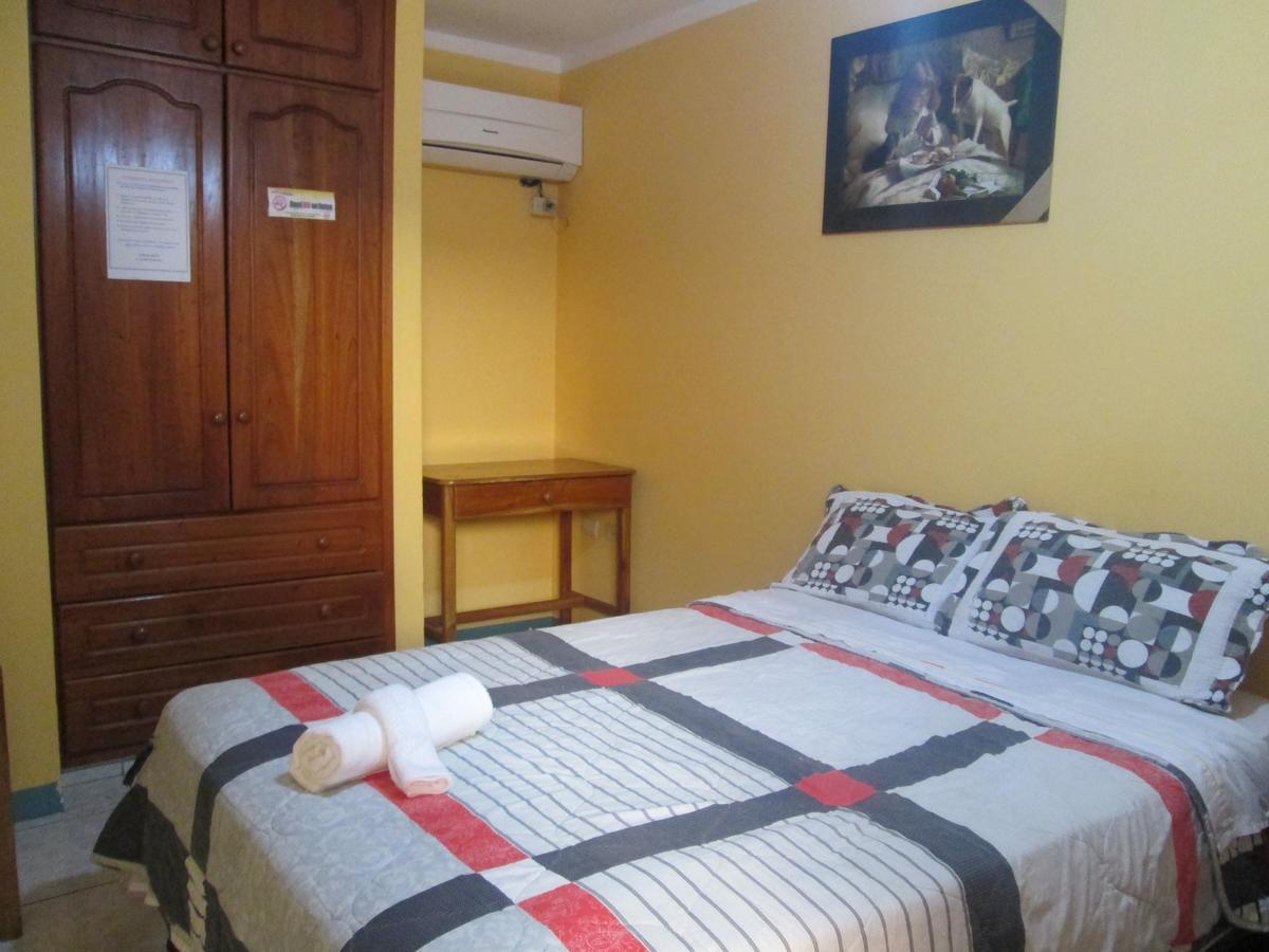 Hostal Leon Dormido 巴克里索莫雷诺港 外观 照片