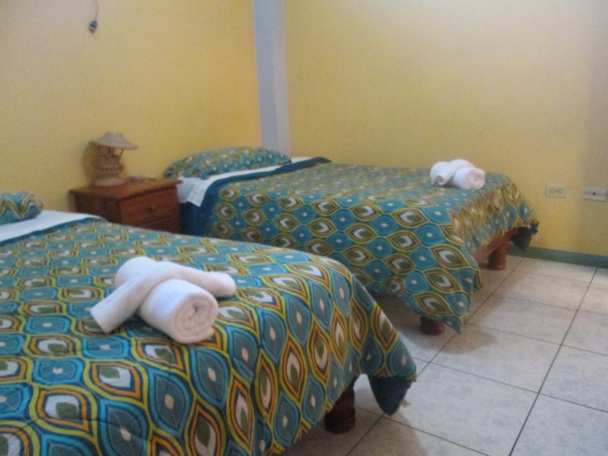 Hostal Leon Dormido 巴克里索莫雷诺港 外观 照片