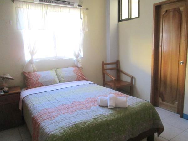 Hostal Leon Dormido 巴克里索莫雷诺港 外观 照片